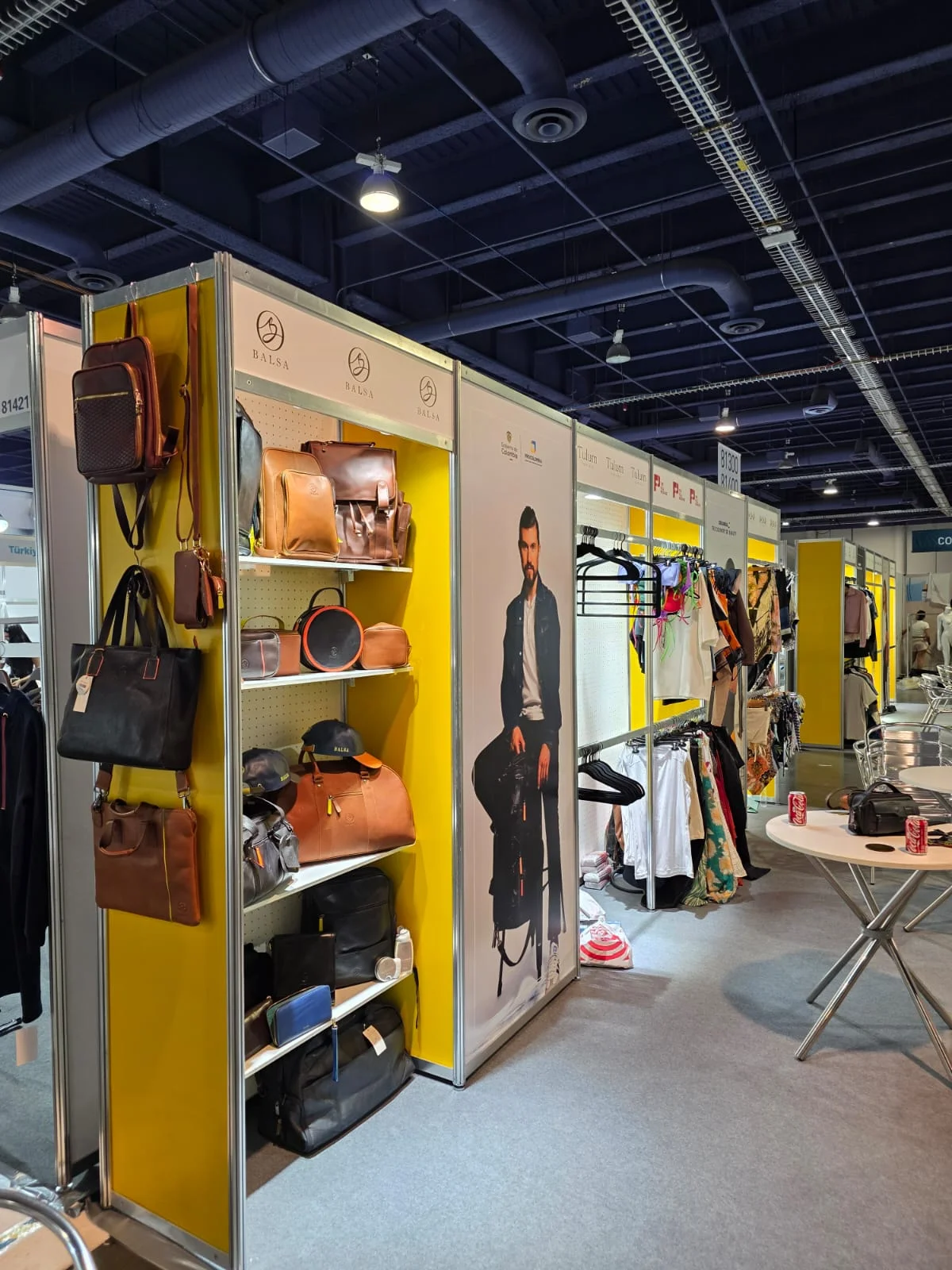 Exhibición de productos de cuero en un punto de venta