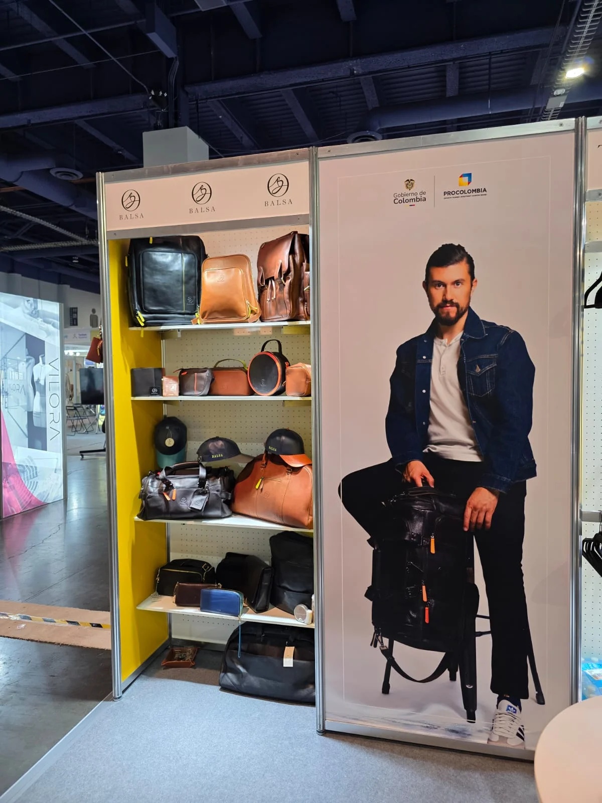 Productos personalizados exhibidos en una tienda